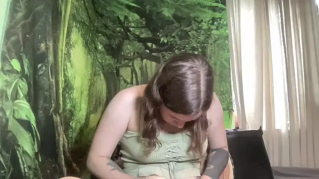 mo0ngoddess online show from October 15, 2025, 1:06 am