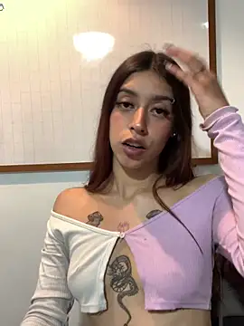 Snapshot of SarahFox- chatting on May 11, 2026, 9:12 pm SarahFox- online show from May 11, 2026, 9:12 pm
