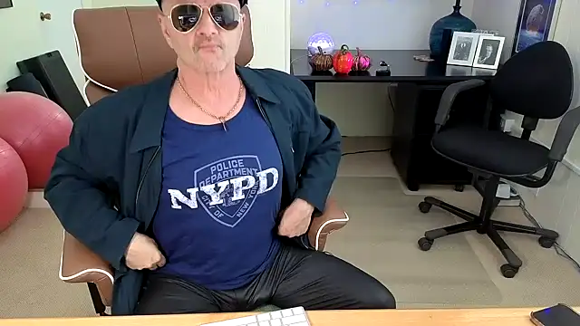 hotdadbod online show from October 31, 2025, 8:43 pm