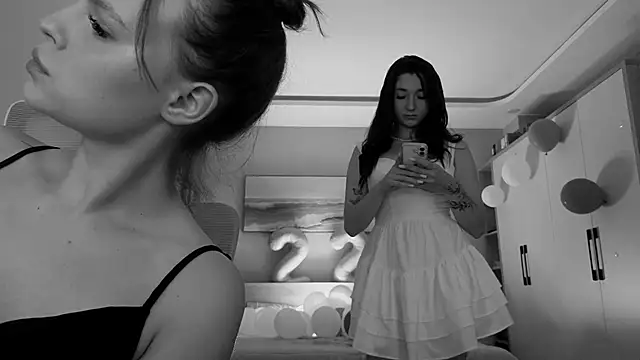 MoonkissGirls online show from May 15, 2026, 11:45 pm