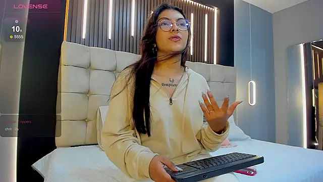 Snapshot of Amara_lune chatting on June 11, 2026, 2:59 pm Amara lune online show from June 11, 2026, 2:59 pm