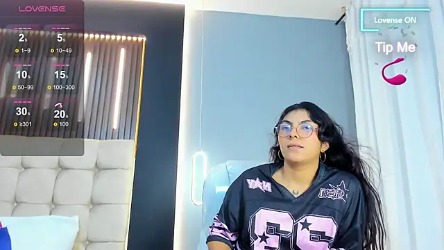 Snapshot of Amara_lune chatting on June 15, 2026, 3:25 pm Amara lune online show from June 15, 2026, 3:25 pm