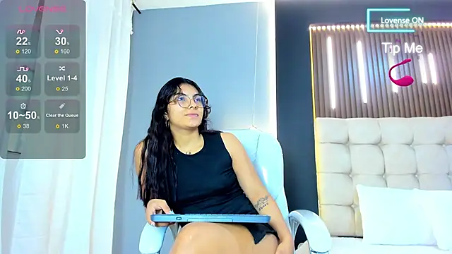 Snapshot of Amara_lune chatting on June 18, 2026, 2:32 pm Amara lune online show from June 18, 2026, 2:32 pm