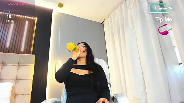 Snapshot of Amara_lune chatting on July 4, 2026, 2:45 pm Amara lune online show from July 4, 2026, 2:45 pm