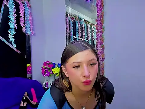 natashacooper  online show from May 22, 2026, 11:49 am