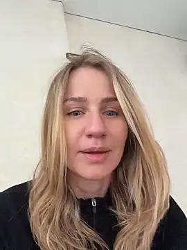 Snapshot of AnnaMist_ chatting on June 17, 2026, 9:23 am AnnaMist online show from June 17, 2026, 9:23 am