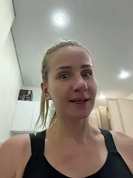 Snapshot of AnnaMist_ chatting on July 6, 2026, 4:31 pm AnnaMist online show from July 6, 2026, 4:31 pm
