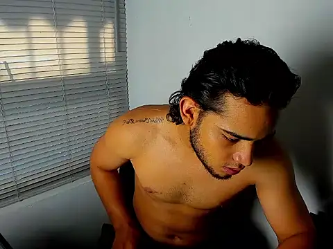 Snapshot of louis_rueda chatting on June 1, 2026, 10:00 pm louis rueda online show from June 1, 2026, 10:00 pm