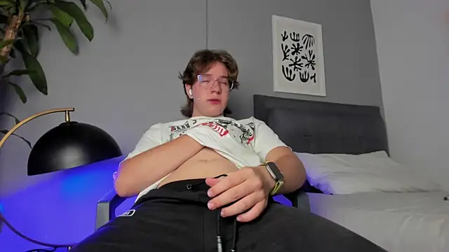 Snapshot of LucasMoraless chatting on May 21, 2026, 2:13 pm LucasMoraless online show from May 21, 2026, 2:13 pm