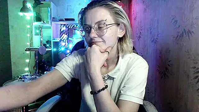 Snapshot of __Freya___ chatting on May 18, 2026, 10:04 pm Freya online show from May 18, 2026, 10:04 pm