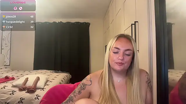 Snapshot of CurvyWetWife chatting on July 2, 2026, 9:15 am CurvyWetWife online show from July 2, 2026, 9:15 am
