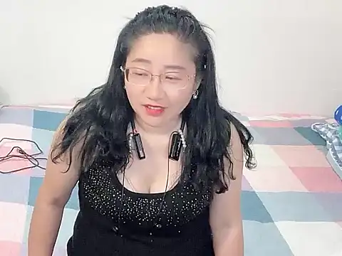 Snapshot of Sophie-998 chatting on May 18, 2026, 9:37 am Sophie-998 online show from May 18, 2026, 9:37 am