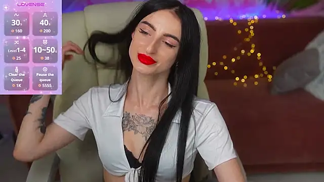 Snapshot of EmilyyMoon chatting on June 19, 2026, 1:15 pm EmilyyMoon online show from June 19, 2026, 1:15 pm