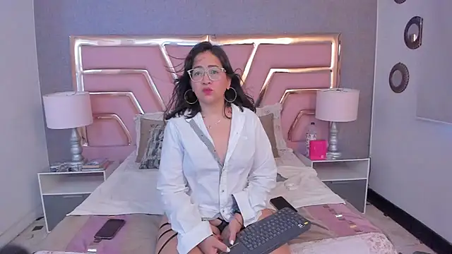 Snapshot of AlissBluumm chatting on June 24, 2026, 11:53 am AlissBluumm online show from June 24, 2026, 11:53 am