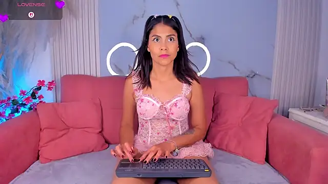 Snapshot of LunaRossie_ chatting on June 19, 2026, 8:34 pm LunaRossie online show from June 19, 2026, 8:34 pm
