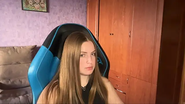 Snapshot of SilkSinner_ chatting on June 1, 2026, 4:09 pm SilkSinner online show from June 1, 2026, 4:09 pm