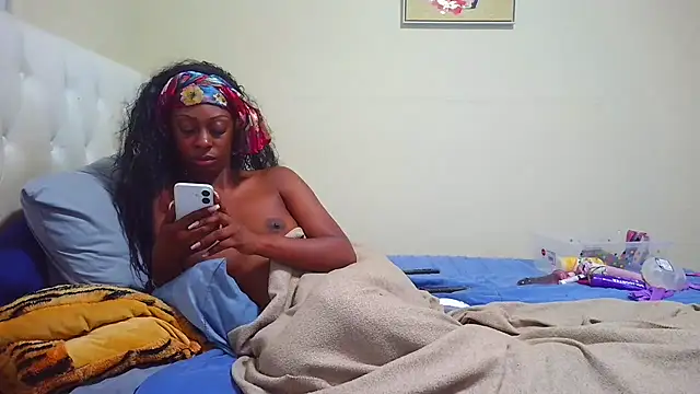Snapshot of Prettylondond chatting on July 17, 2026, 12:34 pm Prettylondond online show from July 17, 2026, 12:34 pm