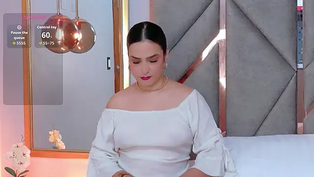 Snapshot of Laurent-Rose chatting on July 3, 2026, 1:28 pm Laurent-Rose online show from July 3, 2026, 1:28 pm