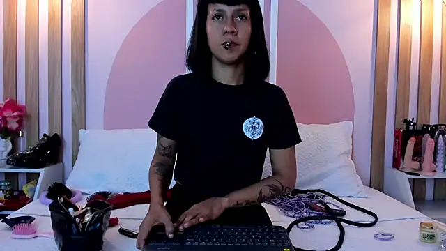 Snapshot of Valkiriia_wiine chatting on June 26, 2026, 4:50 am Valkiriia wiine online show from June 26, 2026, 4:50 am