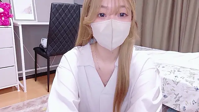 Snapshot of Riona_H chatting on May 23, 2026, 4:39 am Riona H online show from May 23, 2026, 4:39 am