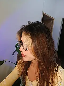 Snapshot of karenarango chatting on June 17, 2026, 8:28 am karenarango online show from June 17, 2026, 8:28 am