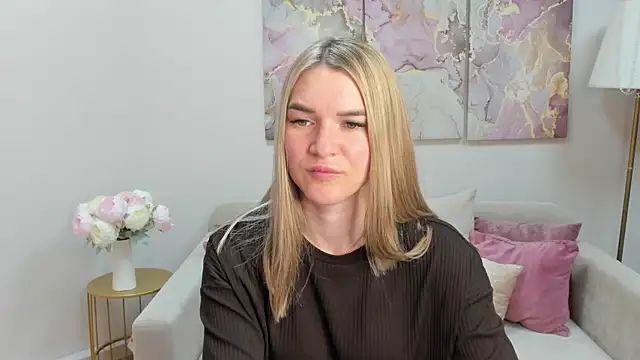 Snapshot of RoxyReignn chatting on July 3, 2026, 9:10 pm RoxyReignn online show from July 3, 2026, 9:10 pm