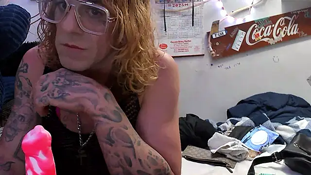 Snapshot of VanillaSnowcones chatting on July 10, 2026, 1:43 am VanillaSnowcones online show from July 10, 2026, 1:43 am
