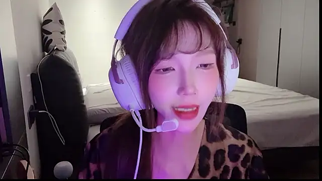 Nicole-TAT online show from May 25, 2026, 2:12 pm