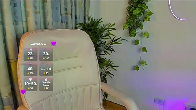 Snapshot of Zoe_Queens chatting on July 13, 2026, 12:30 pm Zoe Queens online show from July 13, 2026, 12:30 pm