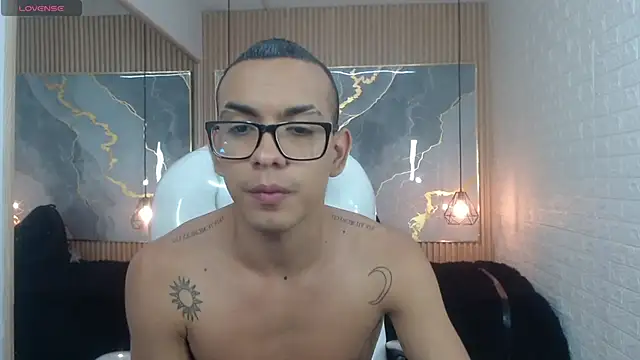 Snapshot of maximiliano_hotdevil chatting on May 25, 2026, 5:02 am maximiliano hotdevil online show from May 25, 2026, 5:02 am