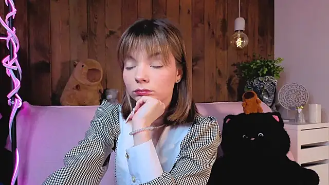Snapshot of IvoryPesante chatting on June 18, 2026, 8:24 pm IvoryPesante online show from June 18, 2026, 8:24 pm