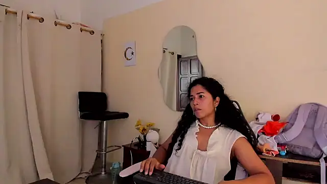 Snapshot of Nadia-Monroe chatting on July 14, 2026, 9:42 pm Nadia-Monroe online show from July 14, 2026, 9:42 pm