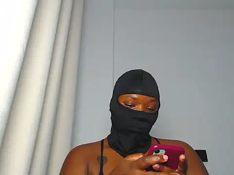 Snapshot of Ebony_heat chatting on May 27, 2026, 7:00 pm Ebony heat online show from May 27, 2026, 7:00 pm