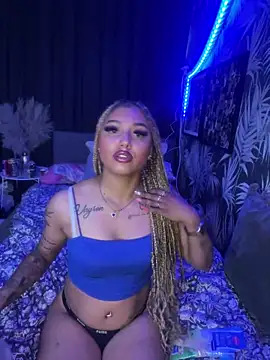 YoungXylena online show from May 28, 2026, 6:27 pm