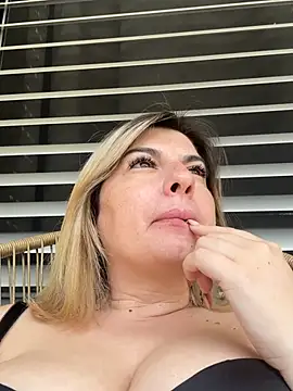 evaxxxcurvyxxx online show from June 19, 2026, 9:57 am
