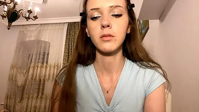 Snapshot of ElouiseBenhaim chatting on June 23, 2026, 5:44 pm ElouiseBenhaim online show from June 23, 2026, 5:44 pm