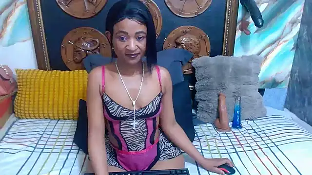 Snapshot of GoldenBigAssCurvy1 chatting on June 3, 2026, 3:50 pm GoldenBigAssCurvy1 online show from June 3, 2026, 3:50 pm