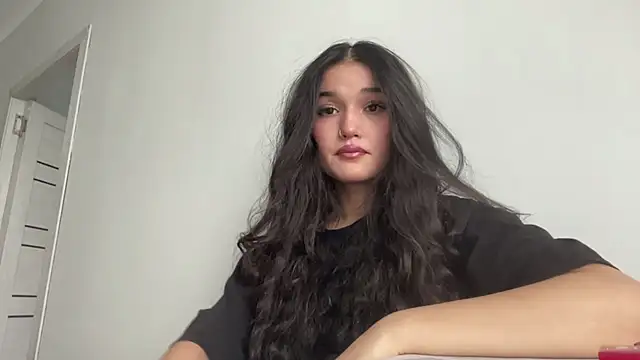 Snapshot of LisetteParajon chatting on June 5, 2026, 5:03 am LisetteParajon online show from June 5, 2026, 5:03 am