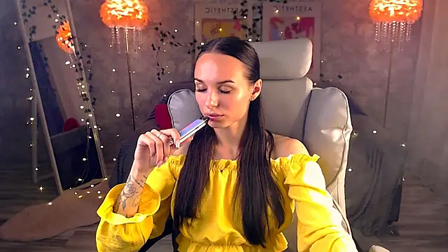 NicoleMerz online show from June 4, 2026, 5:08 pm