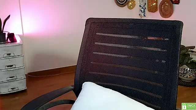 Yalinahotty online show from June 6, 2026, 2:38 am