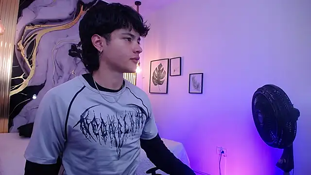 Snapshot of OliverMorgan66 chatting on June 19, 2026, 7:28 pm OliverMorgan66 online show from June 19, 2026, 7:28 pm