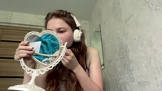 HeIen cute online show from June 13, 2026, 5:27 am
