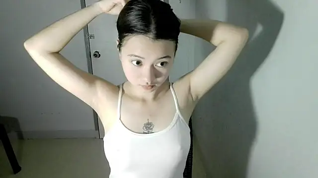 Snapshot of lily_cruzz chatting on May 30, 2026, 8:00 am lily cruzz online show from May 30, 2026, 8:00 am