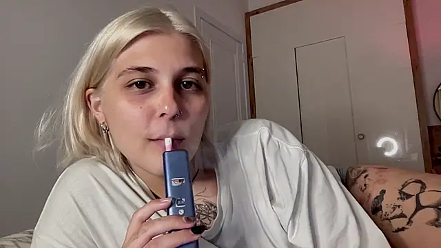 Snapshot of Ella_Bloom chatting on July 14, 2026, 6:24 pm Ella Bloom online show from July 14, 2026, 6:24 pm