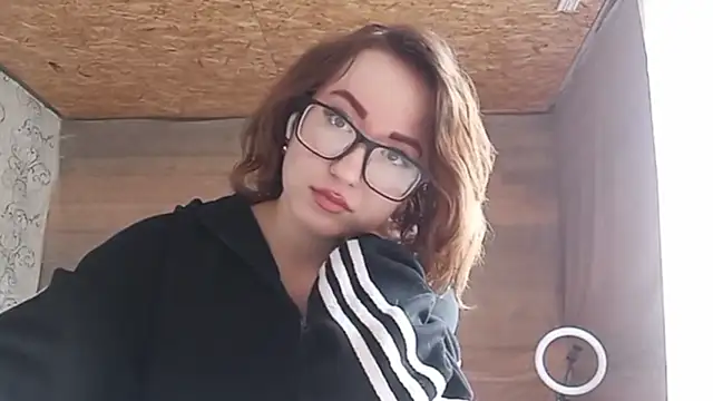 OliviaMoment online show from June 18, 2026, 8:03 am