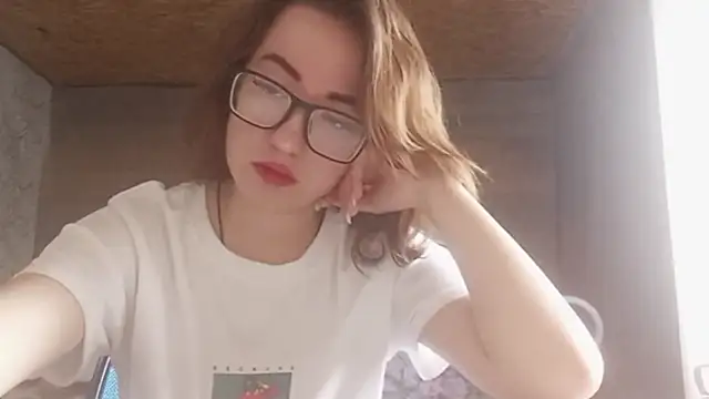 OliviaMoment online show from June 26, 2026, 9:03 am