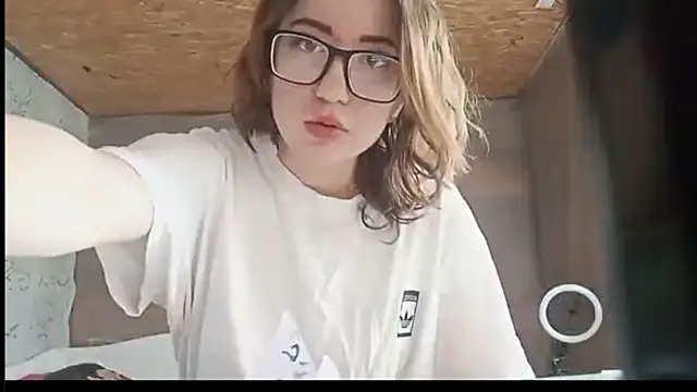 OliviaMoment online show from July 2, 2026, 8:42 am