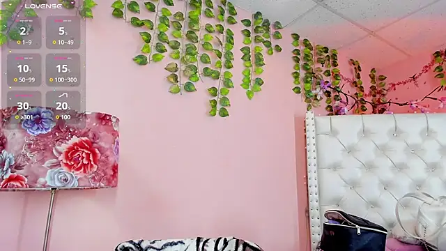 Snapshot of valentinee_xo chatting on July 9, 2026, 5:44 am valentinee xo online show from July 9, 2026, 5:44 am