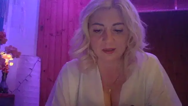 Snapshot of LunaaKiss chatting on June 1, 2026, 10:11 pm LunaaKiss online show from June 1, 2026, 10:11 pm