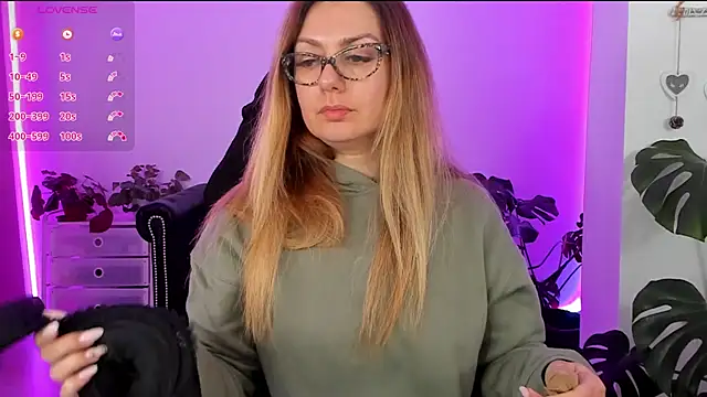 LindaWhite  online show from February 10, 2025, 9:25 pm